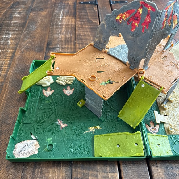 Matchbox Fold & Go Pop Up Playset Dino Volcano Green - Picture 4 of 5